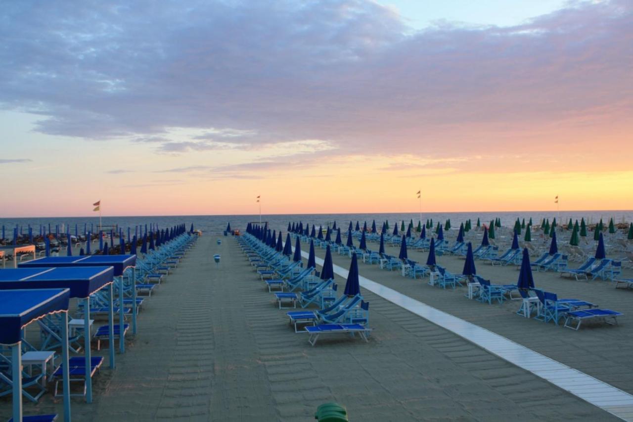 VI Suites Виареджо Екстериор снимка