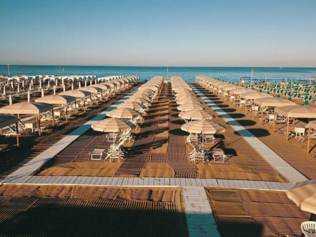 VI Suites Виареджо Екстериор снимка