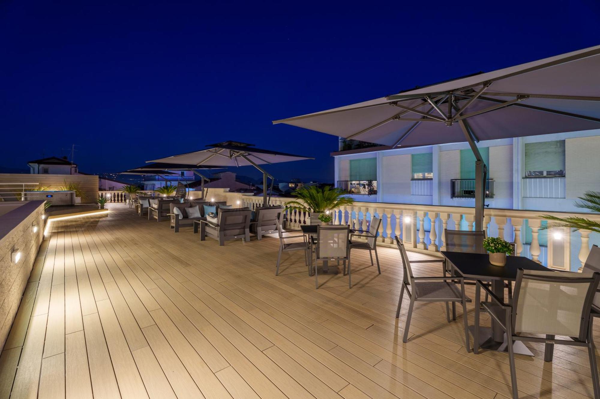 VI Suites Виареджо Екстериор снимка