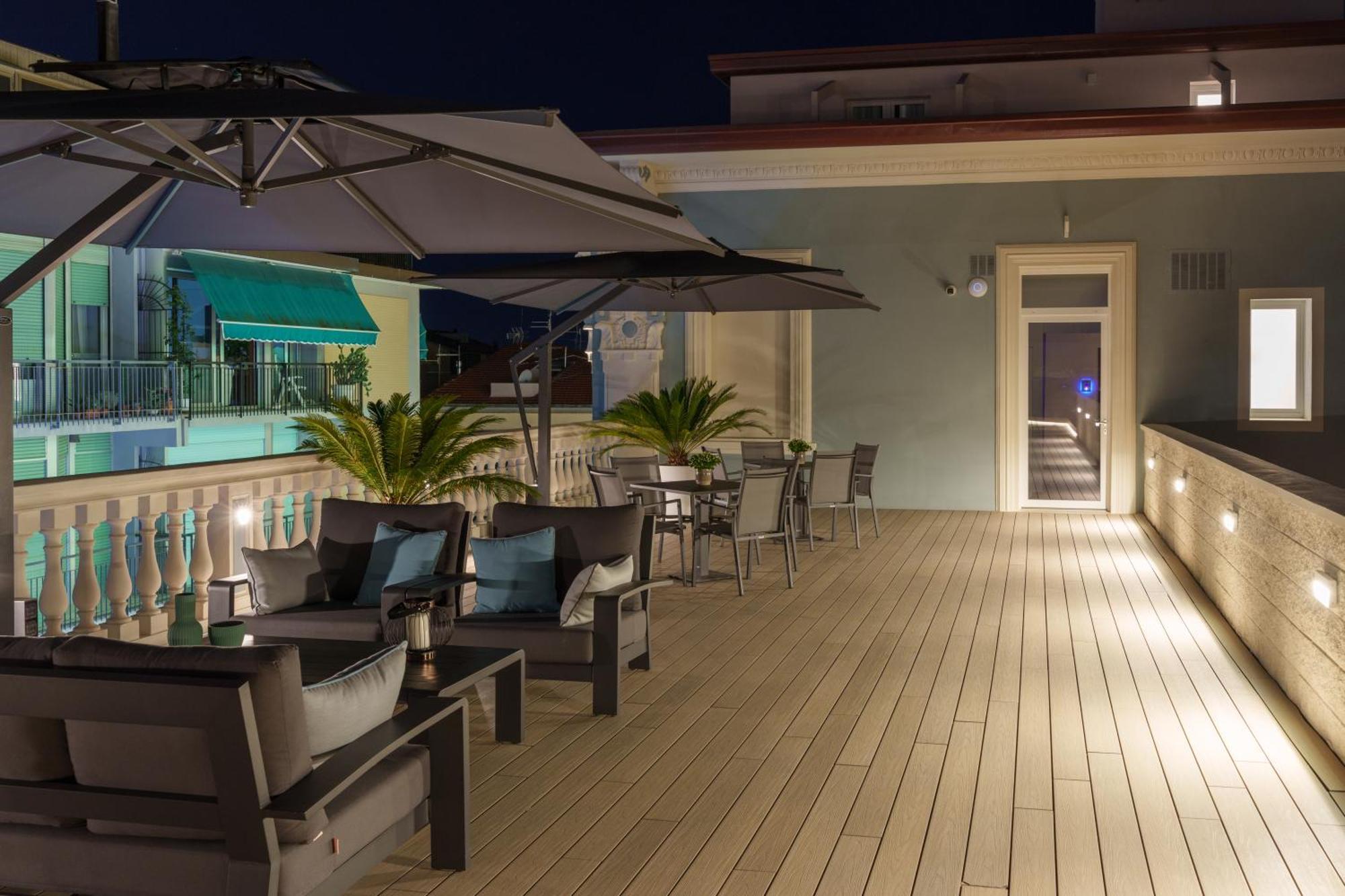 VI Suites Виареджо Екстериор снимка