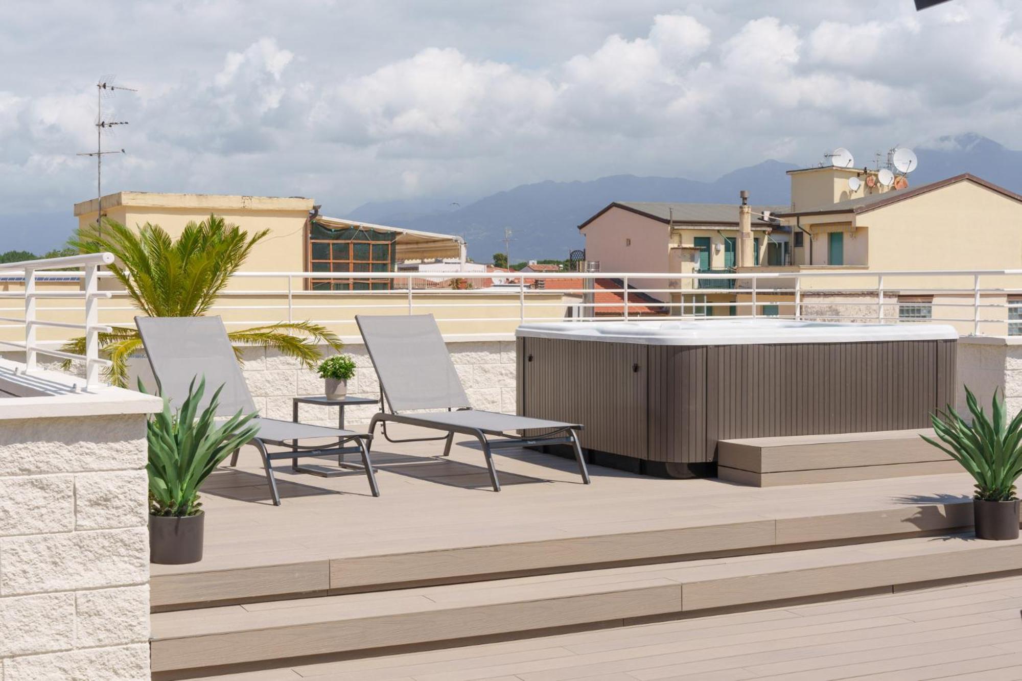 VI Suites Виареджо Екстериор снимка