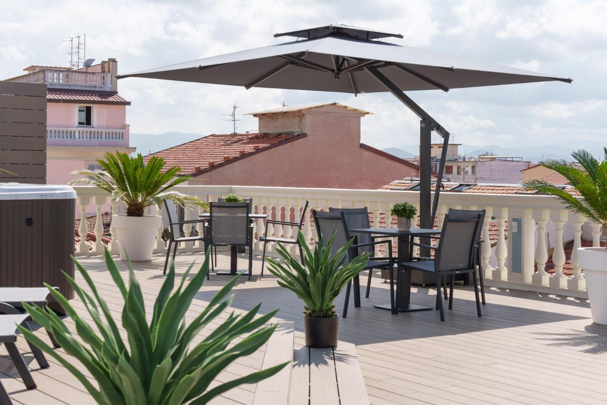 VI Suites Виареджо Екстериор снимка
