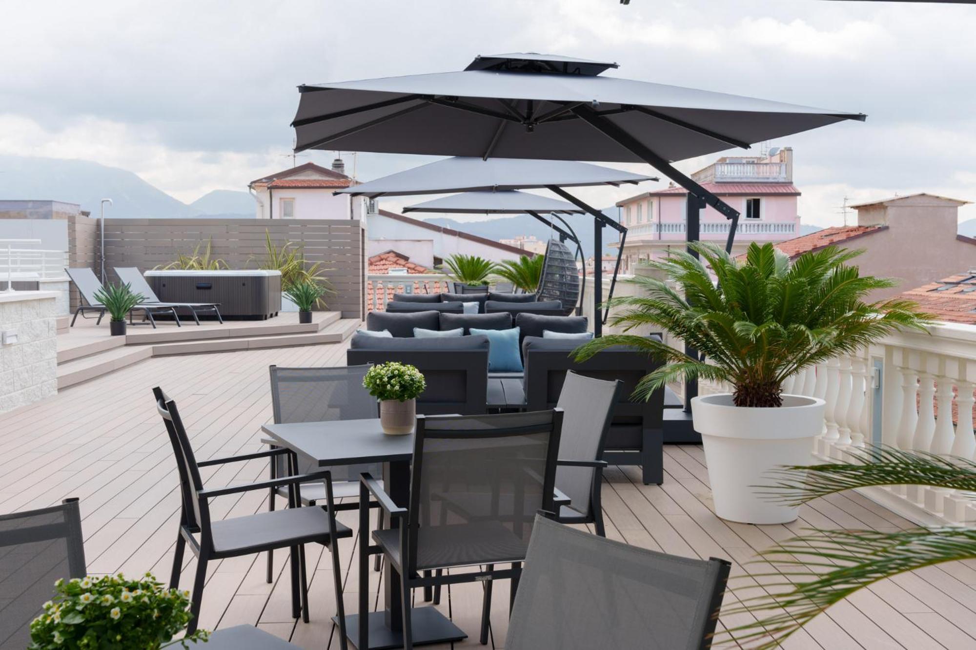 VI Suites Виареджо Екстериор снимка