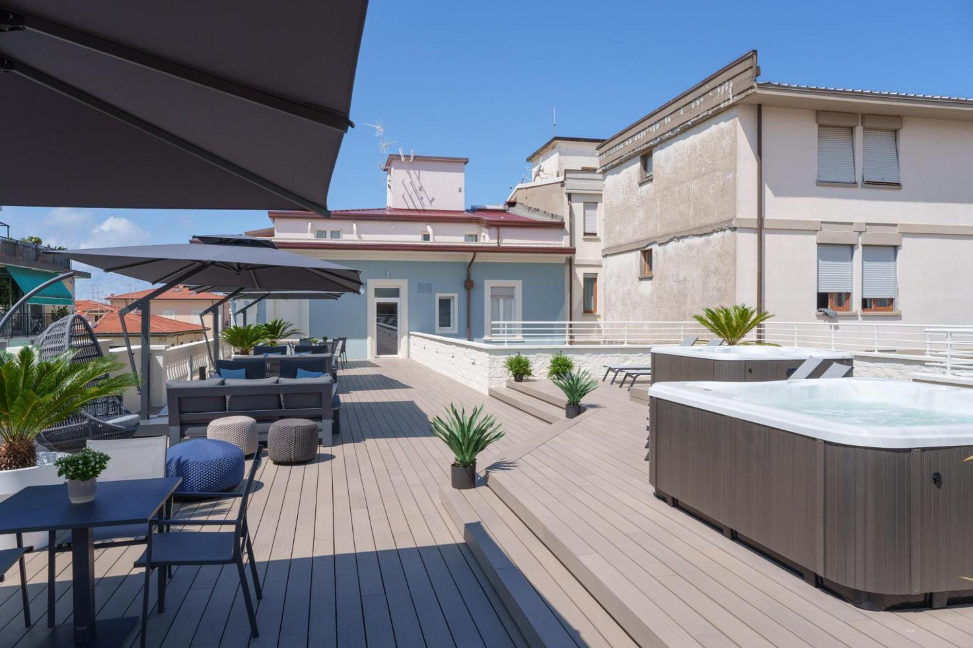 VI Suites Виареджо Екстериор снимка